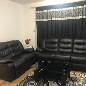 Homestay Luxury Kingsize Bedroom With Private Bathroom, Northolt (Greater London)